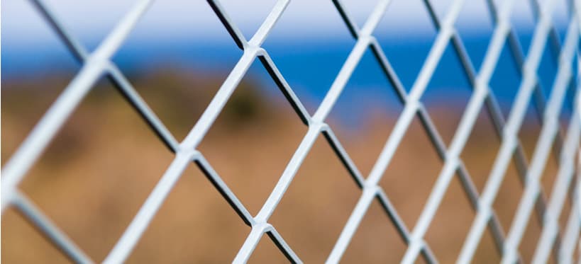 Doppelte Maschendrahtzäune: Schutz öffentlicher Räume vor Vandalismus