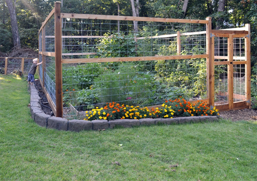 Langlebige Gartenzaunmaterialien für raues Wetter