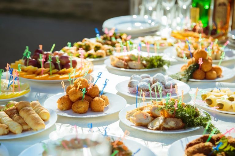 Wedding-Catering-Ideas-e1498567772788